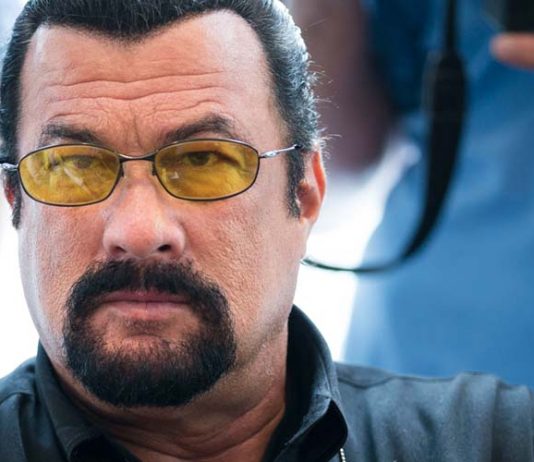 Ucrania prohíbe entrada a Steven Seagal