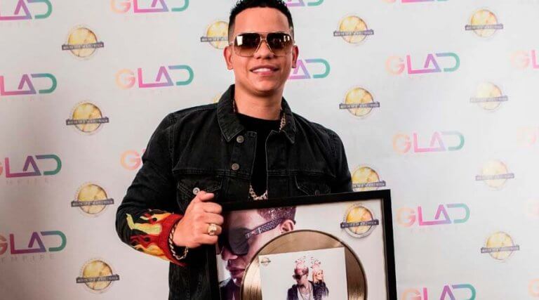 J.Álvarez recibe disco de oro