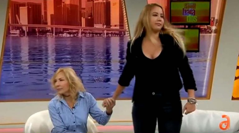 La Señorita Dayana se retira en medio de una entrevista