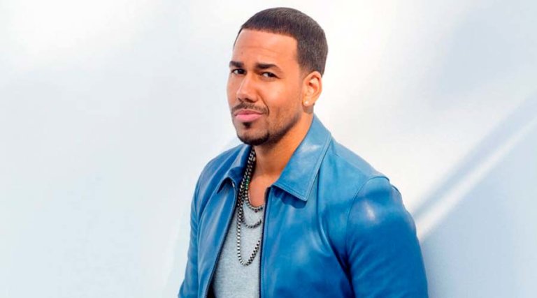 Romeo Santos recibe críticas por hacer que fanática tocara sus partes íntimas