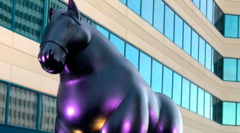 Un caballo de Botero llega a la Milla de Oro en Hato Rey en Puerto Rico