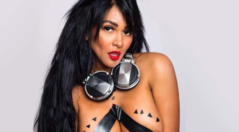 Dj La Chama, una dj toples sexy