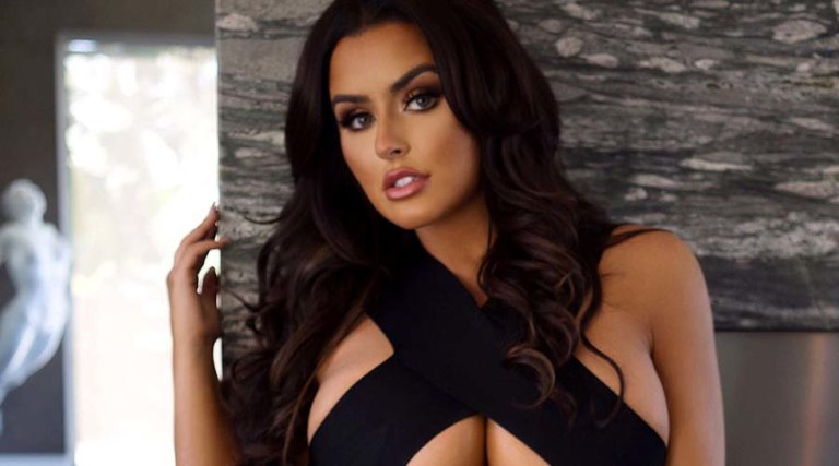 Abigail Ratchford enciende Instagram mostrando sus curvas con pecaminoso disfraz