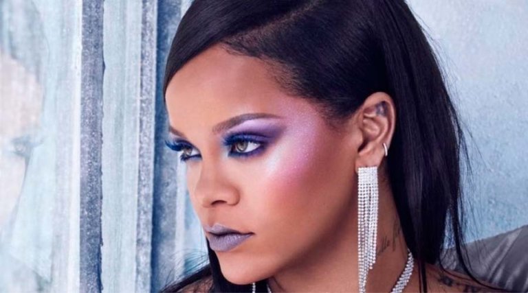 Rihanna rechaza oferta para actuar en show de Súper Bowl en apoyo a Kaepernick