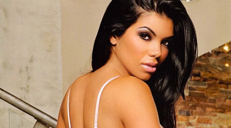 Suelyn Medeiros mostró toda su anatomía con el sol, frente al mar