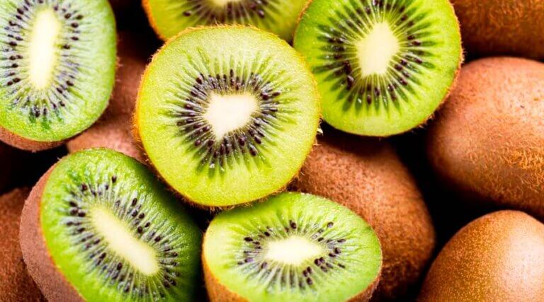 Conoce las cinco razones para comer el kiwi con piel