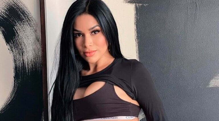 Yuliett Torres presume sus encantos con un colorido trikini de hilo