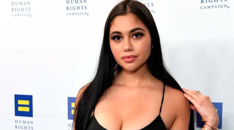 Jailyne Ojeda deja poco a la imaginación usando bikini de hilo en la piscina