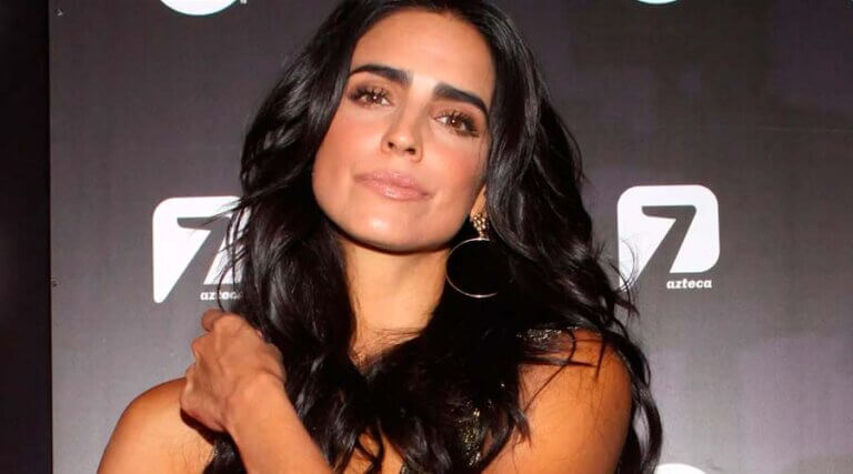 Bárbara de Regil mostró sus abdominales en un traje de baño con aberturas peligrosas