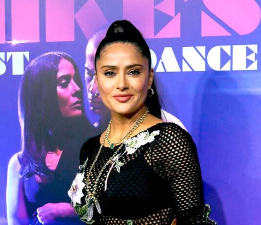 Salma Hayek sorprende con su talento al cantar