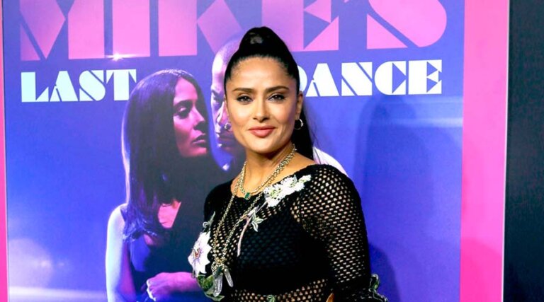 Salma Hayek sorprende con su talento al cantar