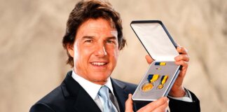Tom Cruise recibe una medalla de la Marina de Estados Unidos