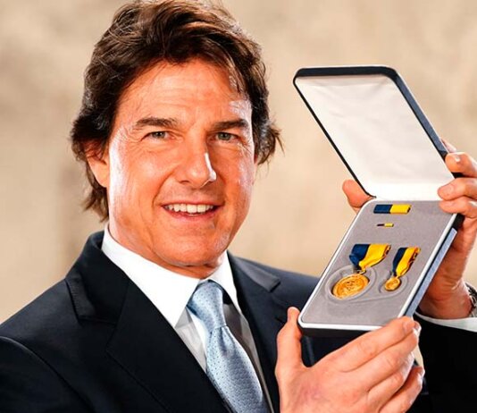 Tom Cruise recibe una medalla de la Marina de Estados Unidos Tom Cruise recibe una medalla de la Marina de Estados Unidos