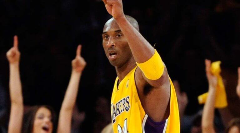 Subastan zapatillas de Kobe Bryant por $10 millones de dólares